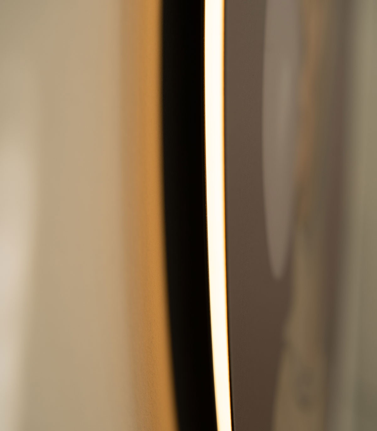 Dots Lighting Woman with Bubble Gum Eggplant - Wallcolors  - Exclusive Wallpapers